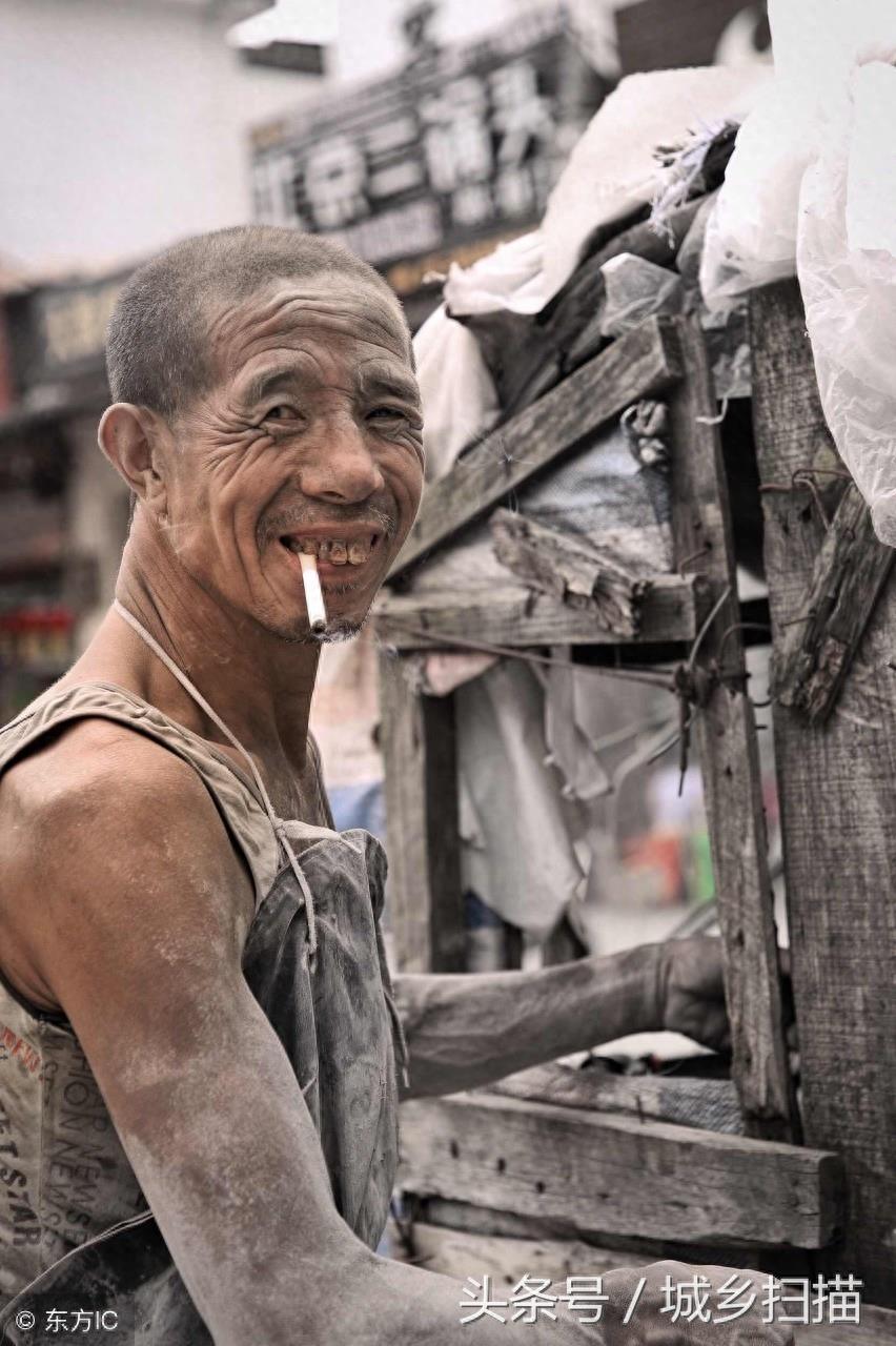 赚钱有多辛苦?给你看5张装卸工劳作图,你就心中有数了