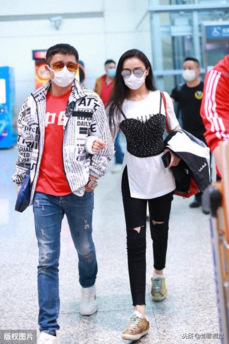 邹市明携性感美娇妻亮相上海,一路相依相伴十分恩爱,羡煞旁人