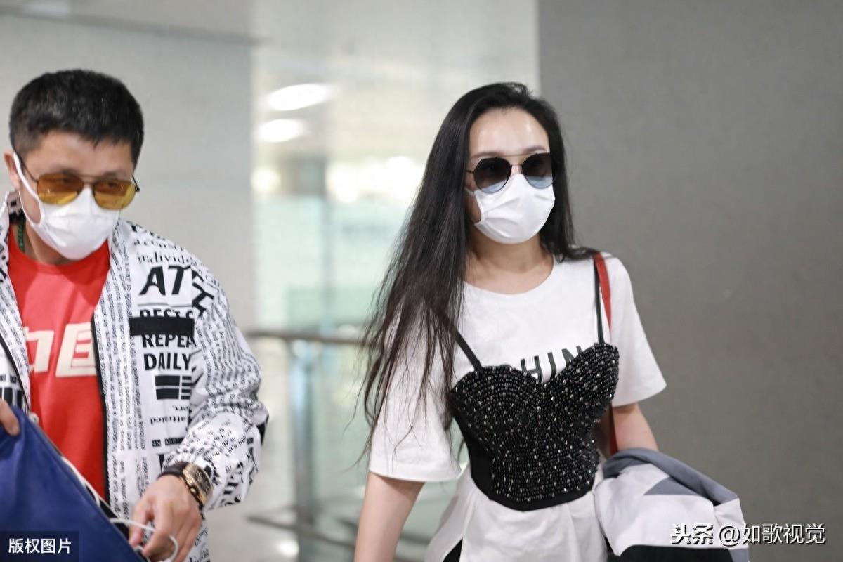 邹市明携性感美娇妻亮相上海,一路相依相伴十分恩爱,羡煞旁人