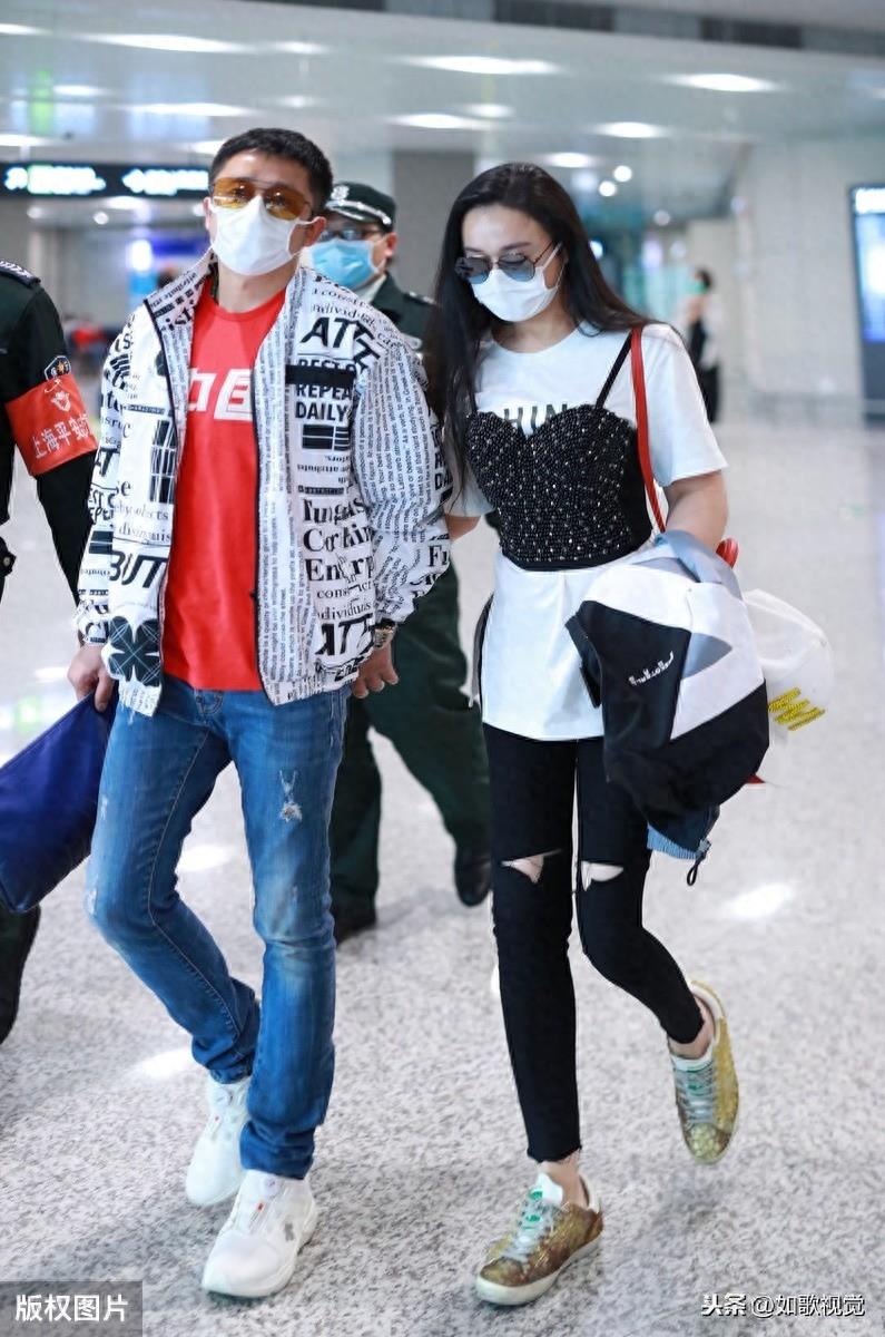 邹市明携性感美娇妻亮相上海,一路相依相伴十分恩爱,羡煞旁人