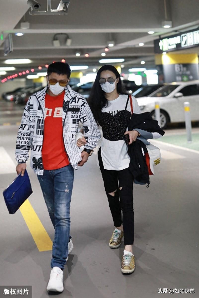 邹市明携性感美娇妻亮相上海,一路相依相伴十分恩爱,羡煞旁人