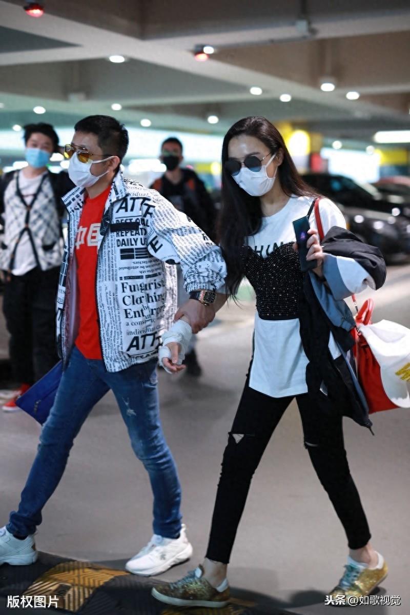 邹市明携性感美娇妻亮相上海,一路相依相伴十分恩爱,羡煞旁人