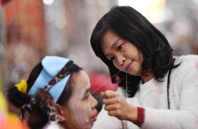 46岁大姐靠脸挣钱,只用1根线,变美了无数人,图5瞧着直冒汗