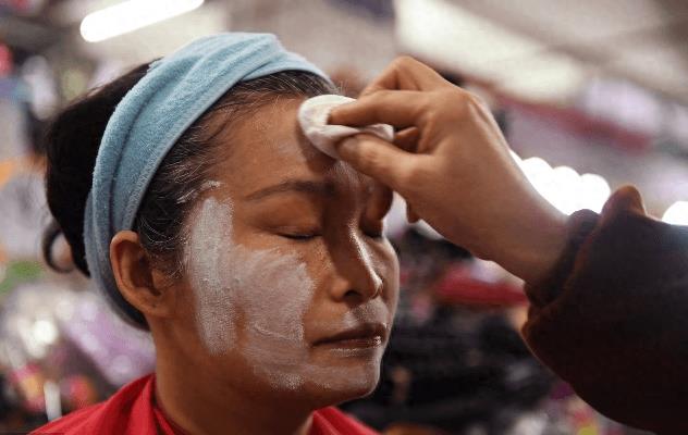 46岁大姐靠脸挣钱,只用1根线,变美了无数人,图5瞧着直冒汗