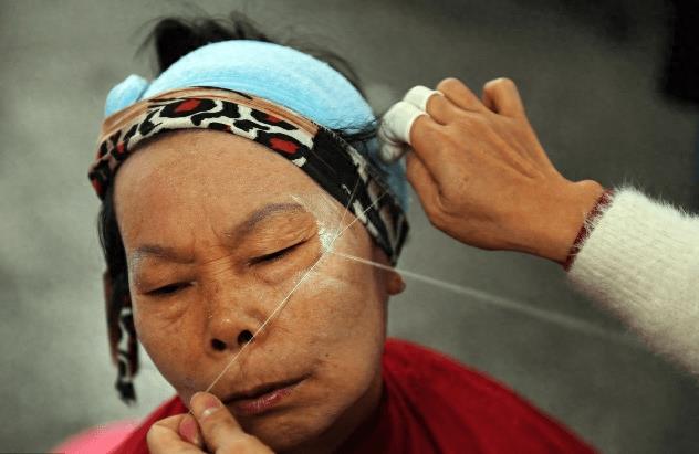 46岁大姐靠脸挣钱,只用1根线,变美了无数人,图5瞧着直冒汗