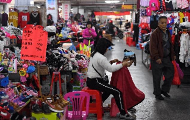 46岁大姐靠脸挣钱,只用1根线,变美了无数人,图5瞧着直冒汗