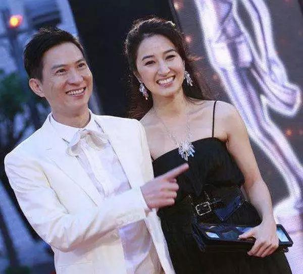 张家辉夫妇十指紧扣看电影甜蜜如初恋,55岁关咏荷素颜出镜太美了