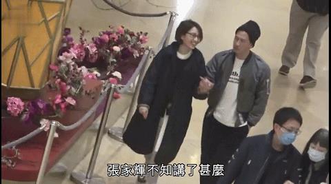 张家辉夫妇十指紧扣看电影甜蜜如初恋,55岁关咏荷素颜出镜太美了