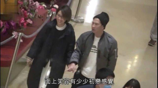 张家辉夫妇十指紧扣看电影甜蜜如初恋,55岁关咏荷素颜出镜太美了