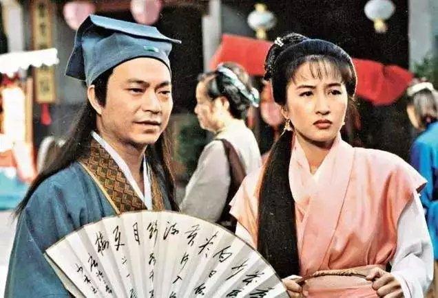 张家辉夫妇十指紧扣看电影甜蜜如初恋,55岁关咏荷素颜出镜太美了