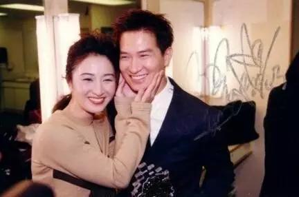 张家辉夫妇十指紧扣看电影甜蜜如初恋,55岁关咏荷素颜出镜太美了