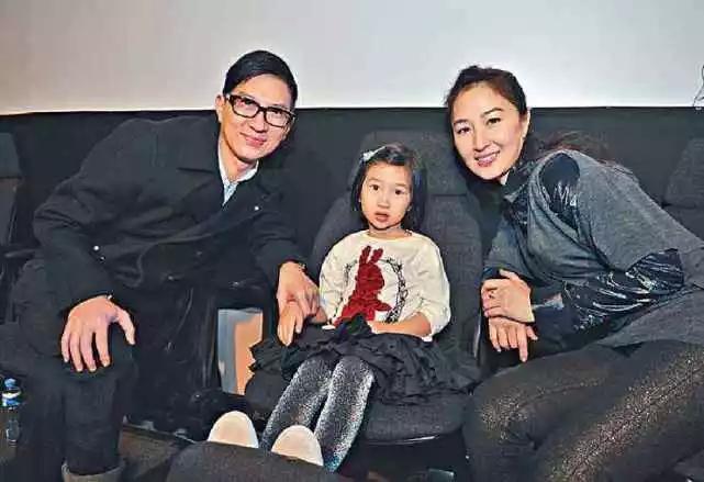 张家辉夫妇十指紧扣看电影甜蜜如初恋,55岁关咏荷素颜出镜太美了