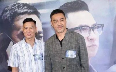 ​张家辉夫妇十指紧扣看电影甜蜜如初恋，55岁关咏荷素颜出镜太美了