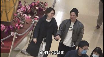 张家辉夫妇十指紧扣看电影甜蜜如初恋,55岁关咏荷素颜出镜太美了