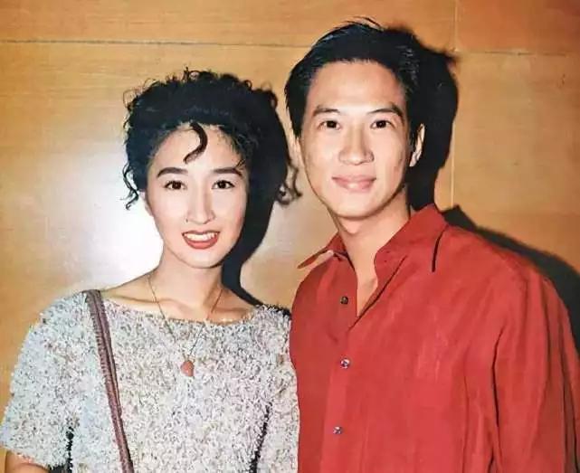 张家辉夫妇十指紧扣看电影甜蜜如初恋,55岁关咏荷素颜出镜太美了