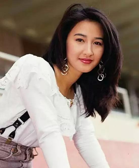 张家辉夫妇十指紧扣看电影甜蜜如初恋,55岁关咏荷素颜出镜太美了