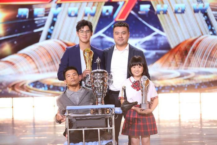 《百变达人》收官之战 “两只特殊的千纸鹤”让全场泪目起立致敬