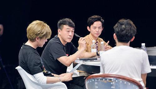 《超次元偶像》何炅发飙的背后 宋茜立马“傻眼”