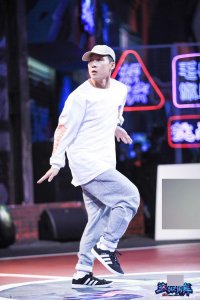 ​《这就是街舞》亮亮为韩宇打call