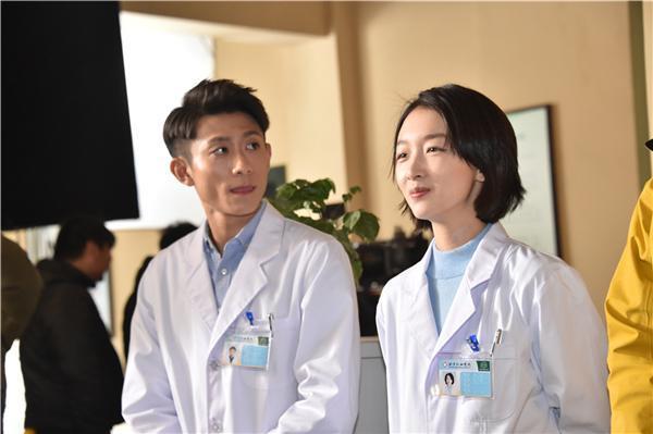 《中餐厅》收官,赵丽颖周冬雨实力互怼,原来周冬雨人缘这么好!