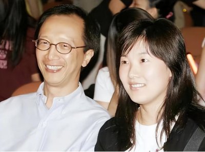 ​曝45岁伏明霞和71岁老公离婚！6年生3娃，富豪老公婚后依旧传绯闻