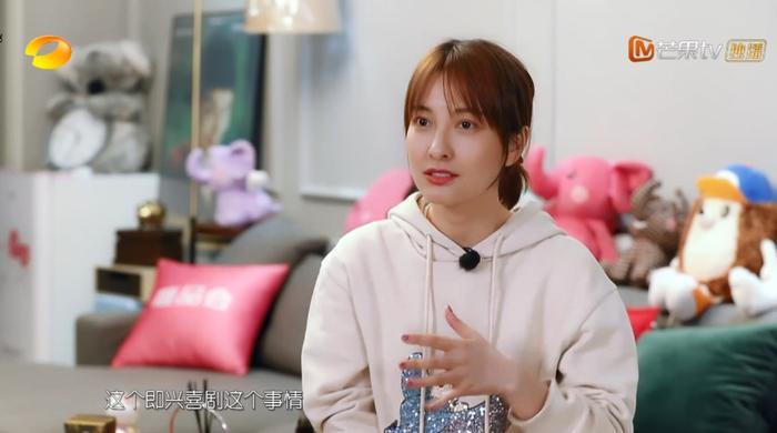 《我家那闺女》“吴昕式叉腰”火了，房间脏乱，但是重点在头上！