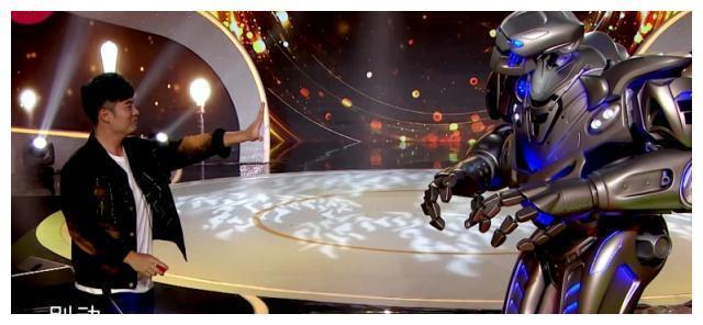 《笑傲江湖》时隔两年回归,评委换两人,首位选手竟是机器人