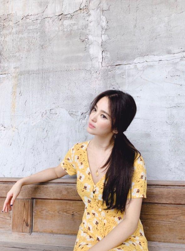 38岁的宋慧乔仿佛冻龄了，皮肤白皙水润似少女，气质温婉大方