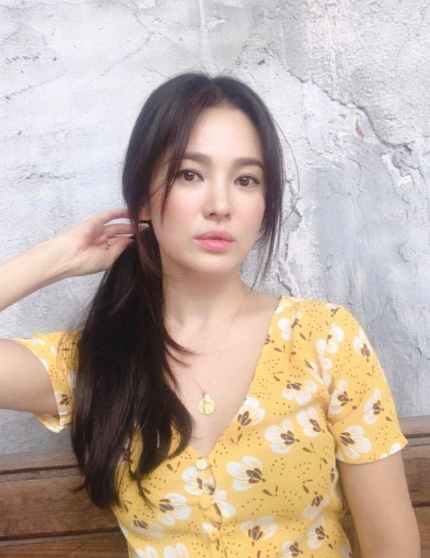 38岁的宋慧乔仿佛冻龄了，皮肤白皙水润似少女，气质温婉大方