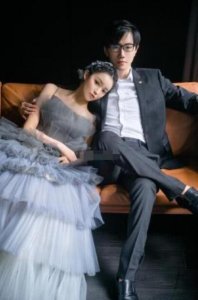 ​王思聪盛装出席主播婚礼，彩礼竟送劳斯莱斯！网友惊呼：我酸了