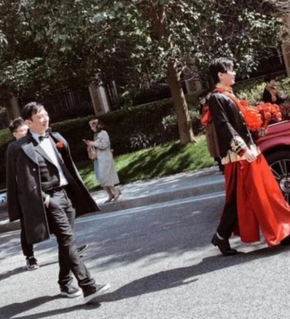王思聪盛装出席主播婚礼,彩礼竟送劳斯莱斯!网友惊呼:我酸了