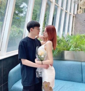 ​范志毅女儿真火辣，穿露背裙曲线傲人