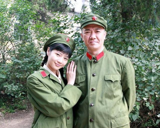 李云龙“女儿”遭家暴，怀孕都没逃脱，被丈夫夺走财产含泪去世