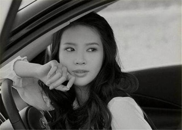 李云龙“女儿”遭家暴，怀孕都没逃脱，被丈夫夺走财产含泪去世