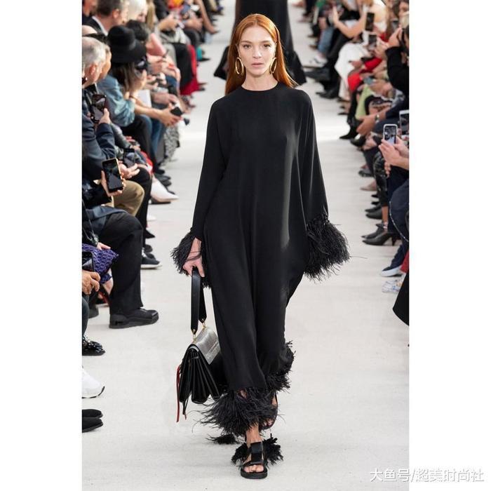 马蓉“摆拍”是真火了! MCB女王拍大片, 姿势和她一模一样?