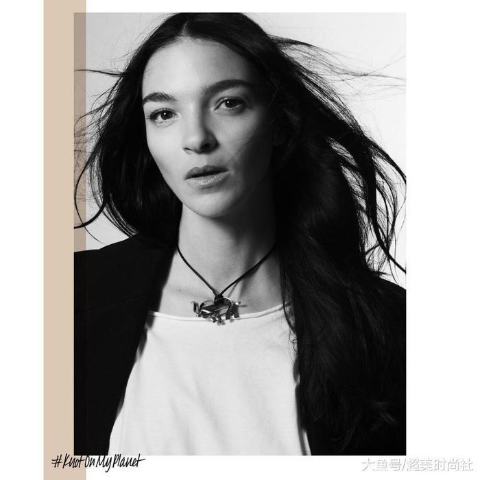 马蓉“摆拍”是真火了! MCB女王拍大片, 姿势和她一模一样?