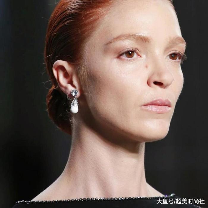 马蓉“摆拍”是真火了! MCB女王拍大片, 姿势和她一模一样?