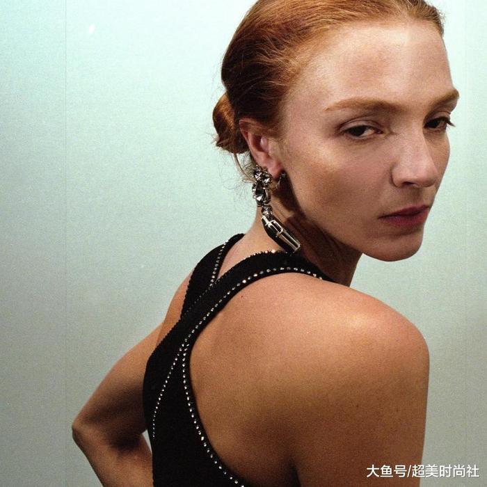 马蓉“摆拍”是真火了! MCB女王拍大片, 姿势和她一模一样?