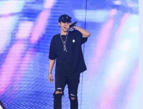 《极限挑战》公益演唱会，热巴华晨宇张艺兴和欧阳娜娜都来了