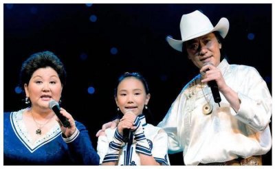 ​《吉祥三宝》中的小女孩近照曝光，容颜美丽身材出众完全认不出