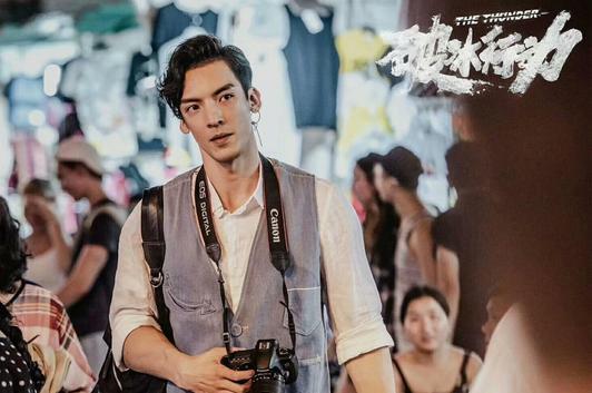 《破冰行动》里造型最酷的他，和李飞的母亲颇有渊源