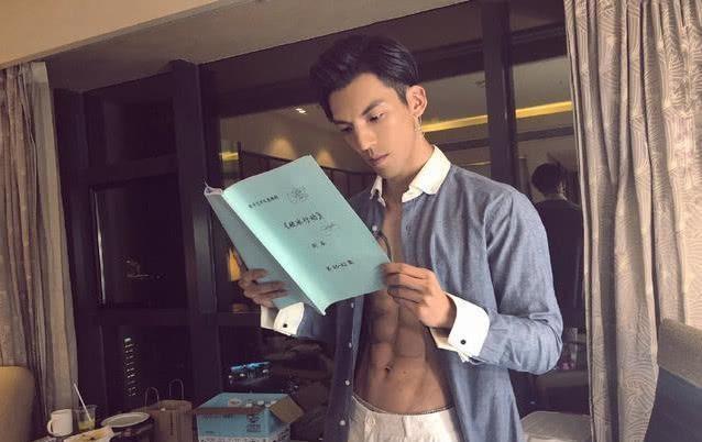 《破冰行动》里造型最酷的他，和李飞的母亲颇有渊源