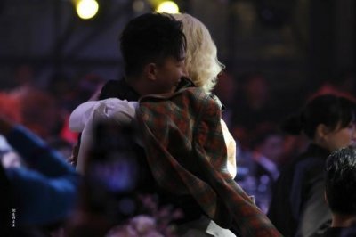 ​韩庚希澈两人接棒上热搜：一个结婚一个公开恋情，粉丝反而更着急