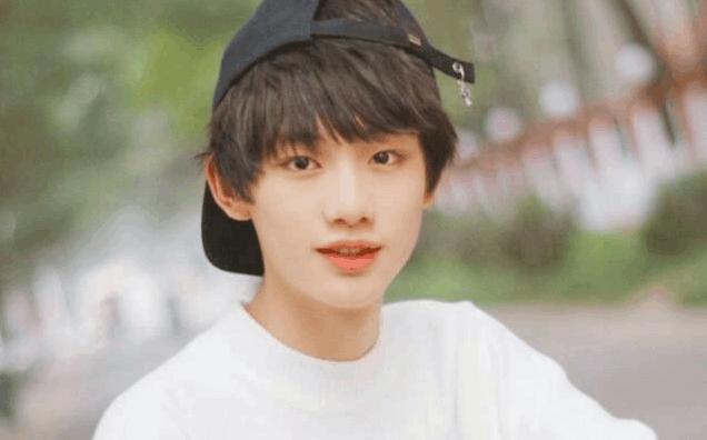 《甜蜜暴击》方宙被方宇猛夸,拥抱摸脸,丁程鑫粉丝:吓到孩子啦