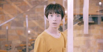 ​《甜蜜暴击》方宙被方宇猛夸，拥抱摸脸，丁程鑫粉丝：吓到孩子啦