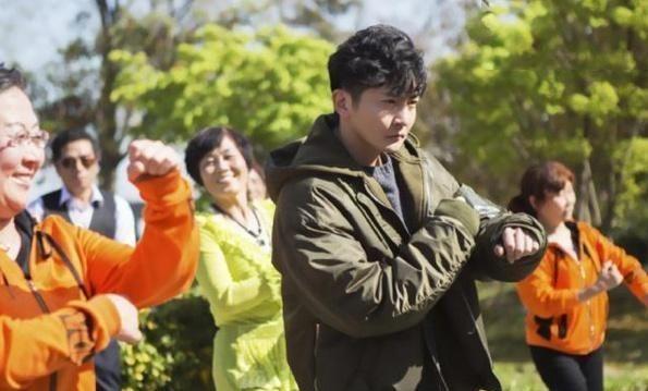 《都挺好》郭京飞大秀广场舞,莫名反差萌!