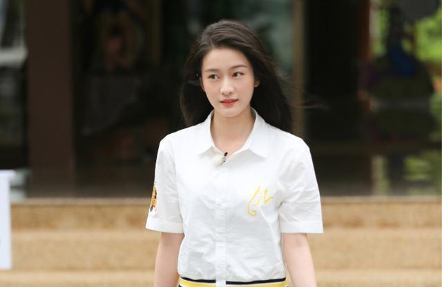 《租界少年》爆新剧照,黄子韬霸气亲吻张雪迎,网友:男二真帅