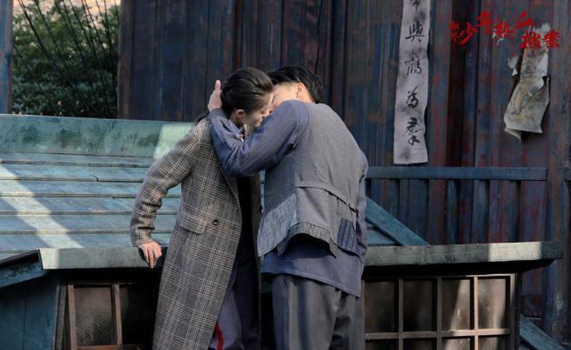 《租界少年》爆新剧照,黄子韬霸气亲吻张雪迎,网友:男二真帅