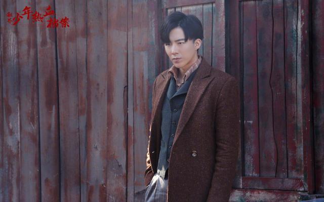 《租界少年》爆新剧照,黄子韬霸气亲吻张雪迎,网友:男二真帅