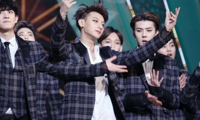 ​《租界少年》爆新剧照，黄子韬霸气亲吻张雪迎，网友：男二真帅